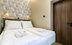 Oasis Apartment On The Broadway With Ac