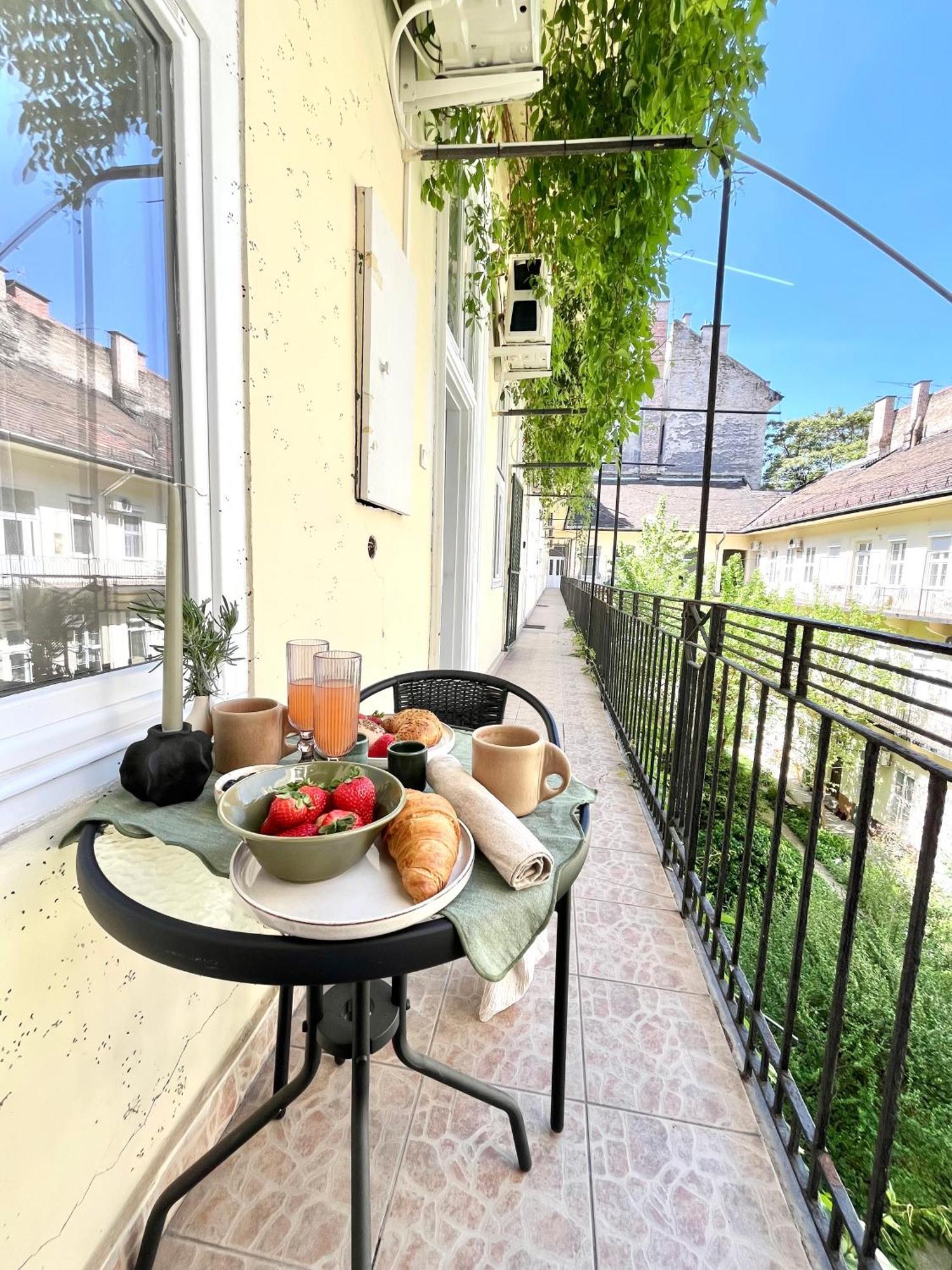 Oasis Apartment On The Broadway With Ac Budapest Exterior photo